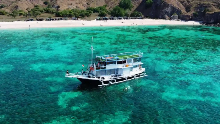 3 Island Cruise phinisi exterior