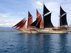 Silolona gaff-rigged phinisi cruising Indonesian waters