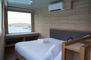 Sea-view double cabin in the Larantuka and Wae Rebo category aboard Mosalaki