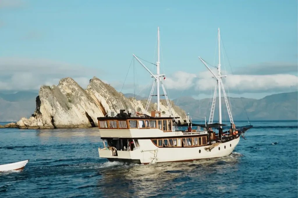 Alfathran 1 phinisi exterior in Komodo National Park