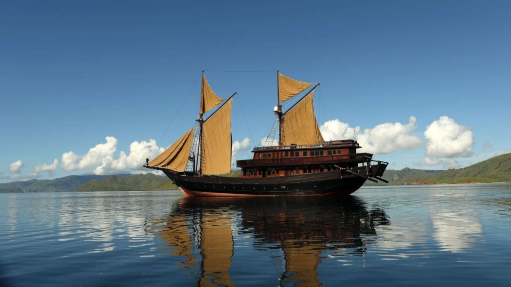 Alila Purnama 46-metre phinisi at anchor