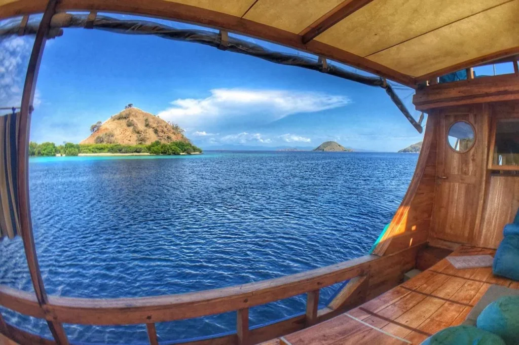 Amalia Sundeck 2 aboard Amalia Komodo
