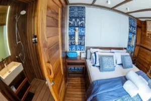 Arun cabin bedroom and ensuite layout aboard Amaya Explorer