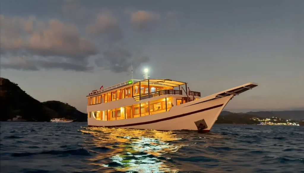 Ayvara cruise sailing in Komodo