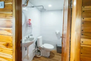 Cabin 7 interior aboard Baraka phinisi