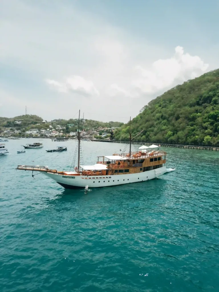 Carnaby 02, a 32-metre phinisi, sailing in Komodo National Park