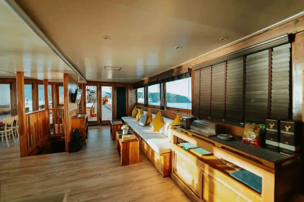 Side profile of Cordelia showing the 33-metre ironwood hull