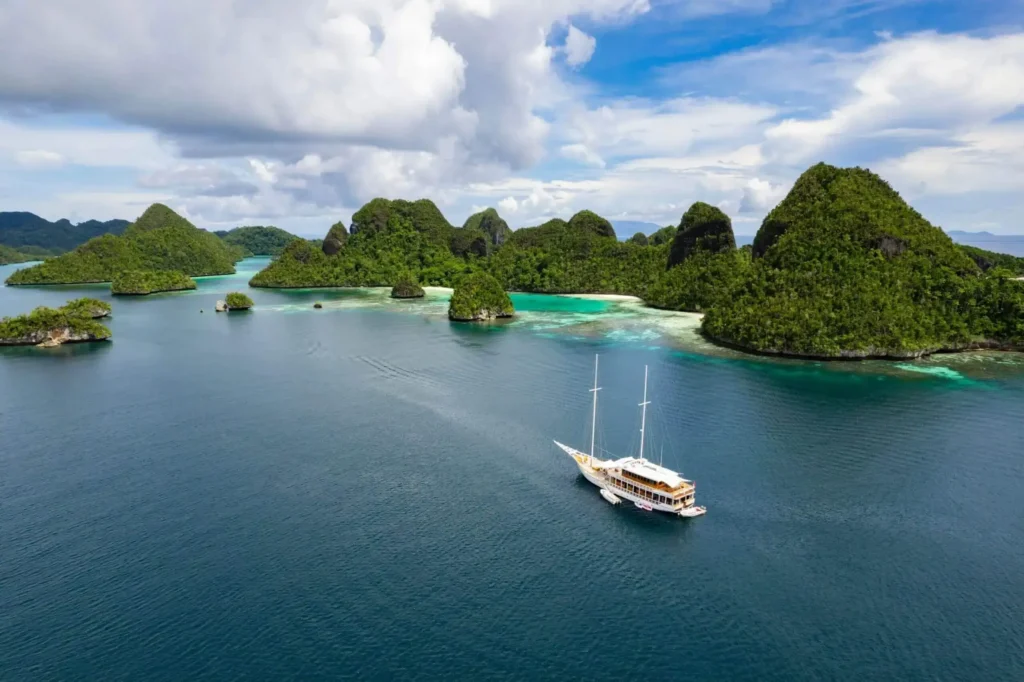 Fenides luxury diving liveaboard cruising in Indonesia