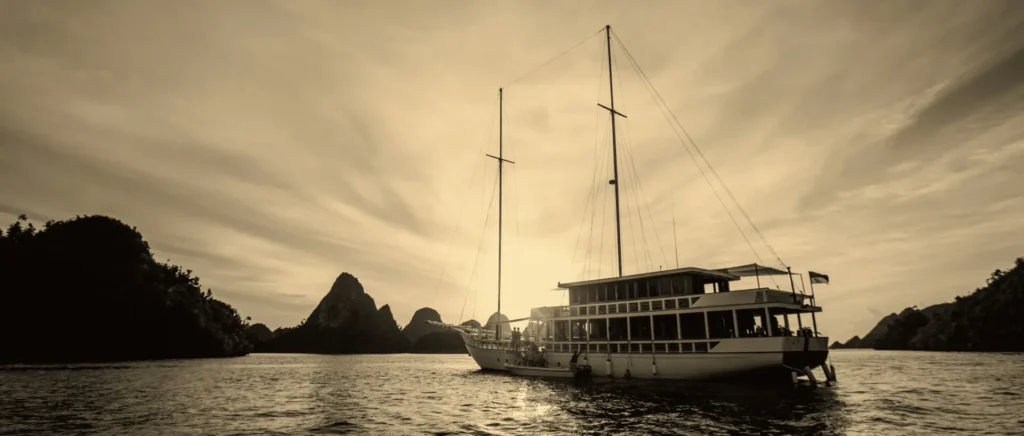Fenides phinisi liveaboard at sunset