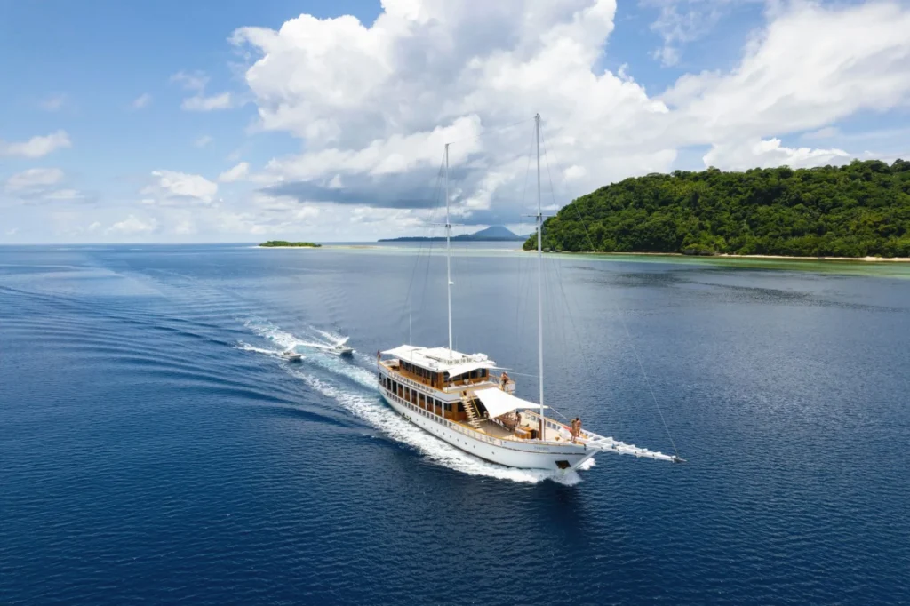 Fenides liveaboard underway at sea