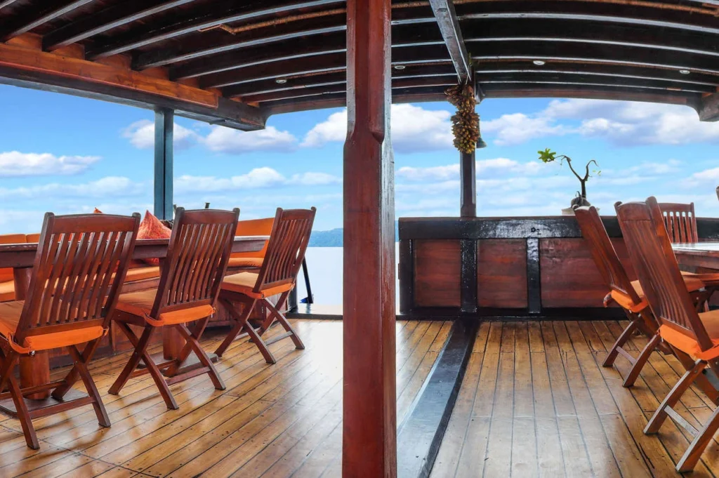 Outdoor dining area aboard Ilike