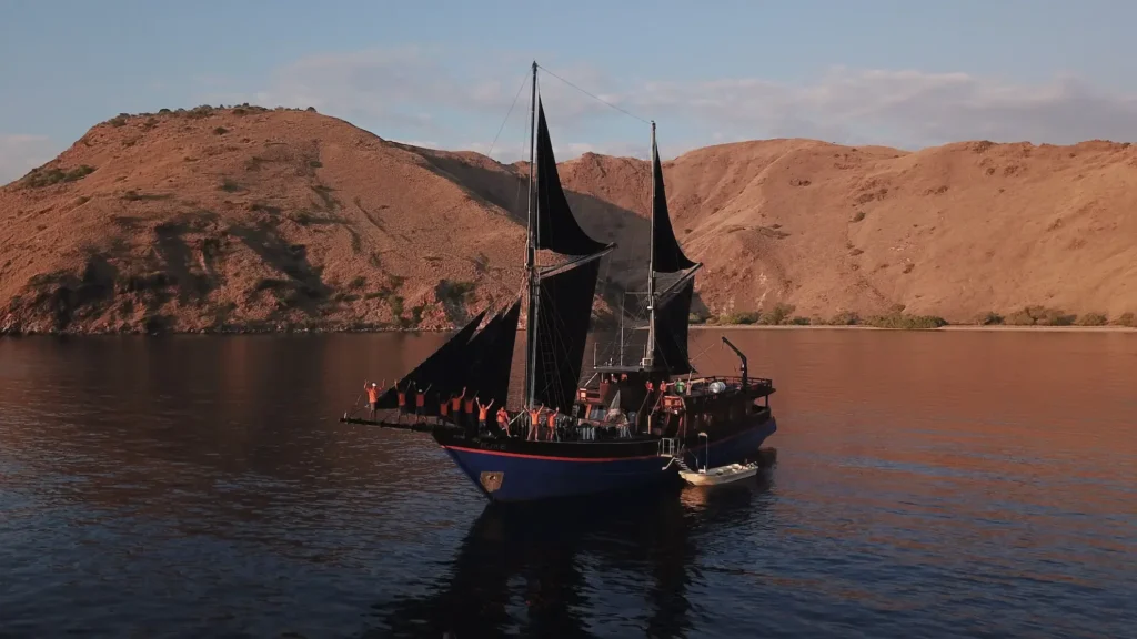 Iliké liveaboard sailing near the islands of Komodo