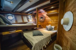 Banggai standard cabin on Jakare with a 120 cm bed and an 85 cm single bed alongside it