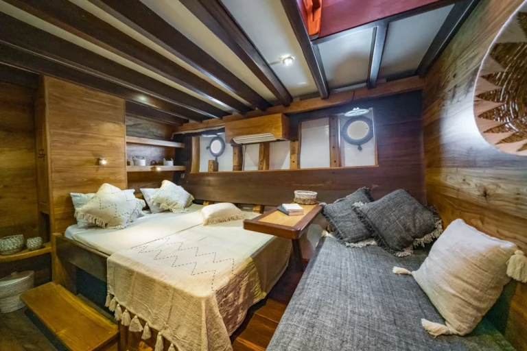 Lotus premium cabin amidships on Jakare with a 140 cm double bed and an extra single bed