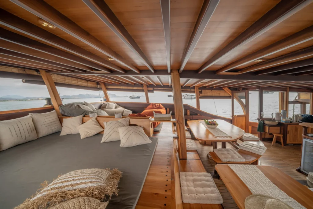 Open-sided saloon on Jakare, ventilated by sea breeze rather than air conditioning