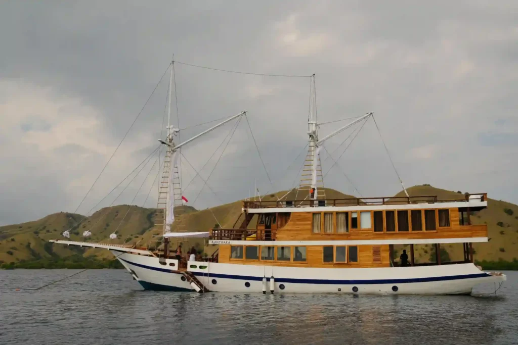 Kanthaka under way, driven by twin Mitsubishi main engines