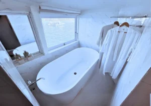Master Cabin bathtub aboard La Nissa phinisi