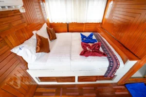 Master cabin aboard Lady Denok, view 19