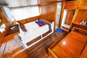 Master cabin aboard Lady Denok, view 7