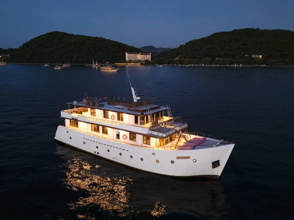 Le Costa at anchor in Komodo