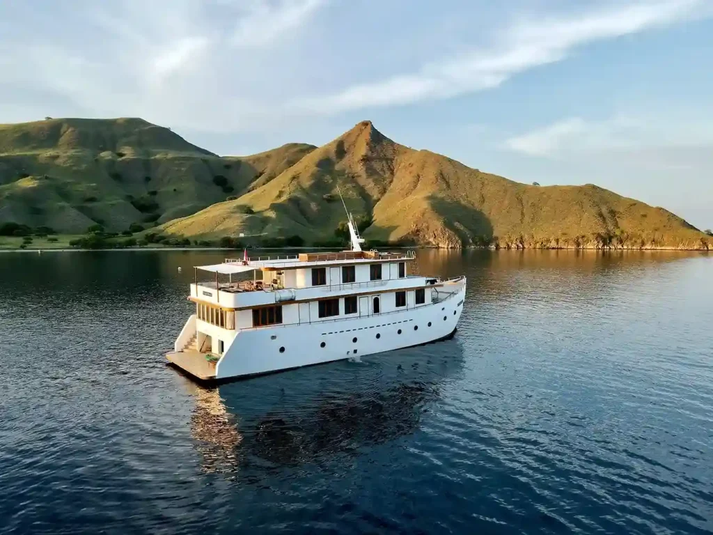 Le Costa wooden yacht profile
