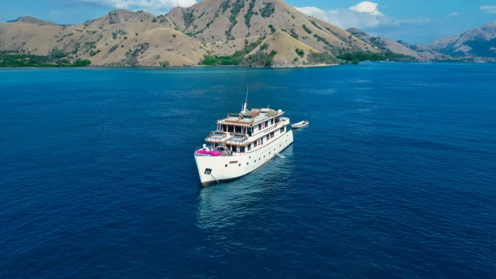 Le Costa classic wooden yacht in Komodo National Park