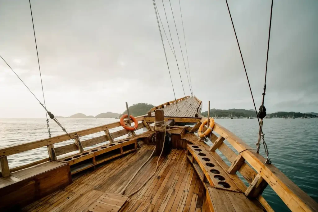 Forward dive deck aboard Maipa Deapati