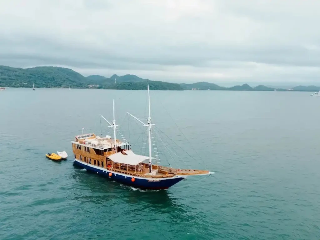 Starboard exterior view of Maipa Deapati