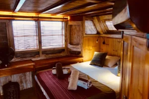 Lounge and bed in a Mikumba Dua master cabin