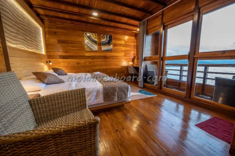 Twin cabin aboard Mola Mola 2
