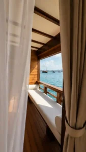 Arra Suite stateroom aboard Papiton Allo phinisi