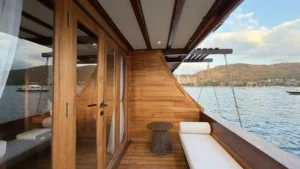 Loppi Suite stateroom aboard Papiton Allo phinisi