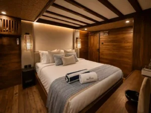 Nucca Deluxe stateroom aboard Papiton Allo phinisi
