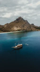 Papiton Allo phinisi exterior in Komodo