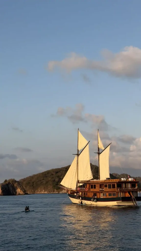 Papiton Allo phinisi exterior in Komodo