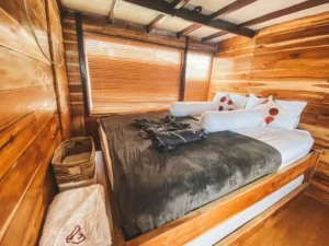 Coral Room bed aboard Papiton Duwa