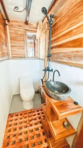 Private bathroom in the Coral Room aboard Papiton Duwa