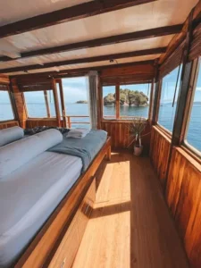 Manta Room sea-view cabin aboard Papiton Duwa