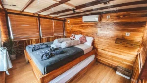 Manta Room interior aboard Papiton Duwa