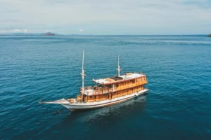 Papiton Duwa phinisi exterior sailing in Komodo waters
