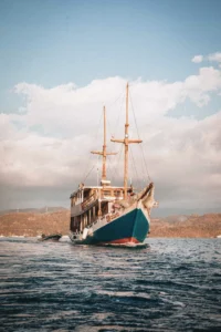 Papiton Lopi phinisi exterior in Komodo National Park