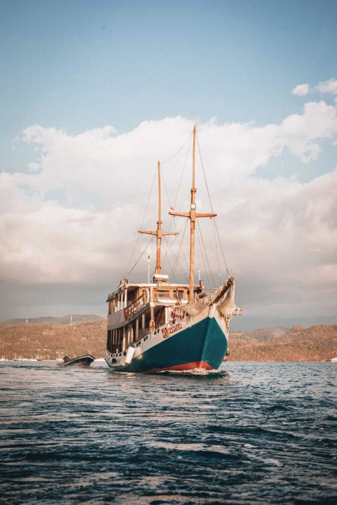 Papiton Lopi phinisi exterior in Komodo National Park