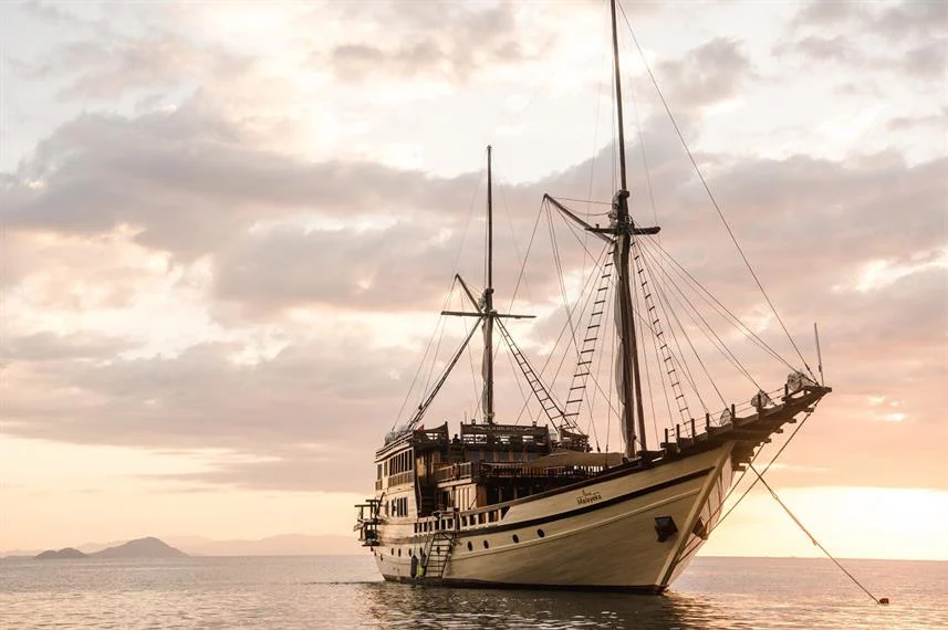 Plataran Phinisi Malayeka sailing at sunset in Komodo