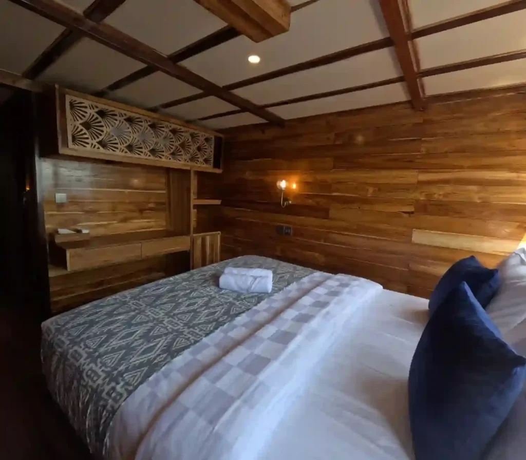 Java main-deck cabin on Raffles Cruise, the entry grade with a queen bed and ensuite