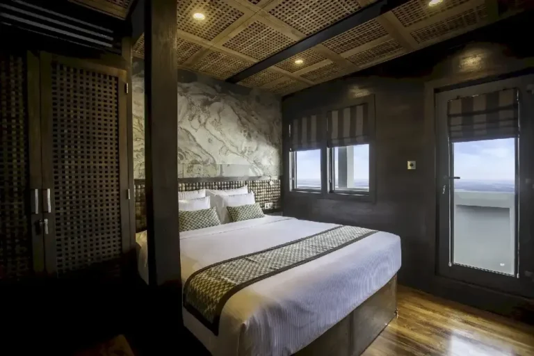Cowrie Suite in queen configuration aboard Scubaspa Zen