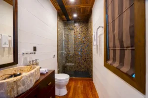 Ensuite bathroom of the Dolphin Suite aboard Scubaspa Zen