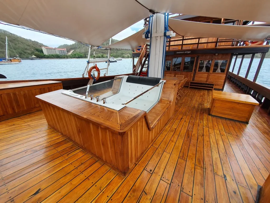 Jacuzzi aboard Sea Familia 2