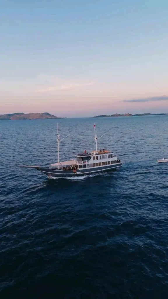 Side profile of Semesta Voyages showing the 32-metre hull