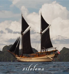 Silolona phinisi schooner at anchor