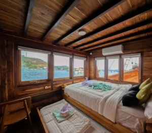 Sundari deluxe balcony cabin aboard Sundari Voyages phinisi
